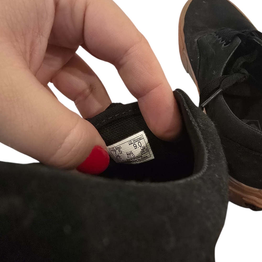 Gum Sole Black Classic Vans Shoes - Picture 2 of 7